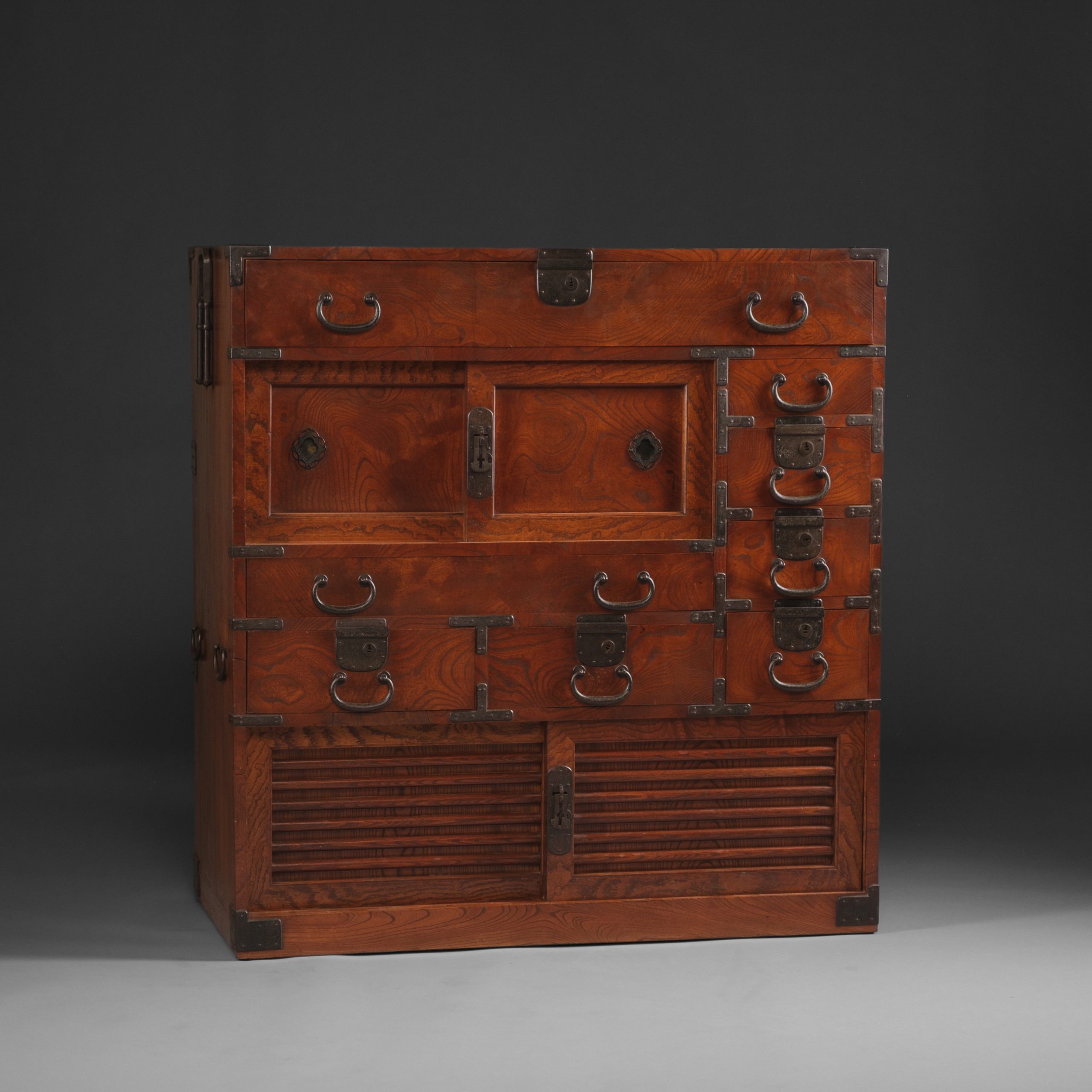 Merchant’s chest 帳場箪笥 (chôba dansu) i