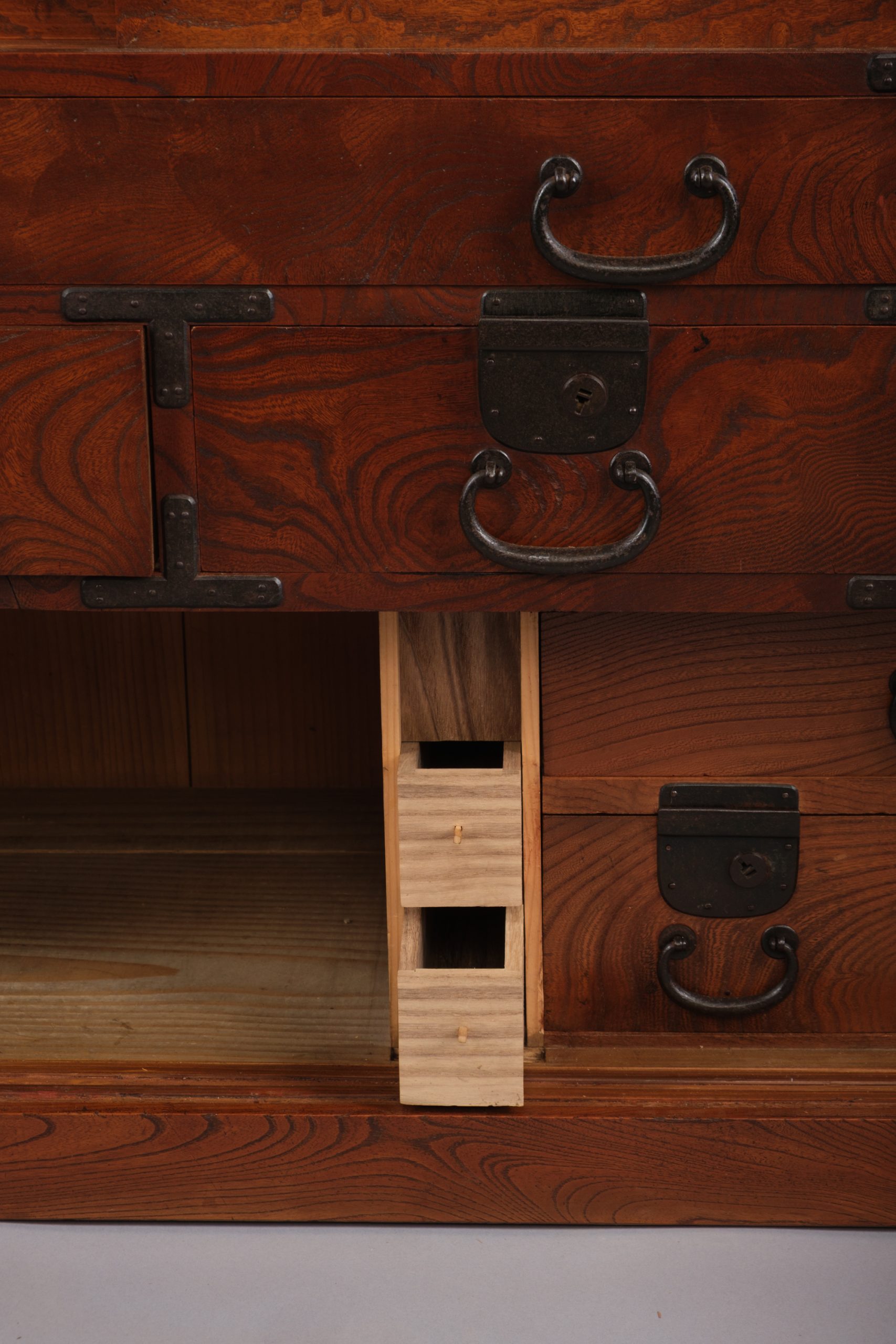 Merchant’s chest 帳場箪笥 (chôba dansu) i - Image 5