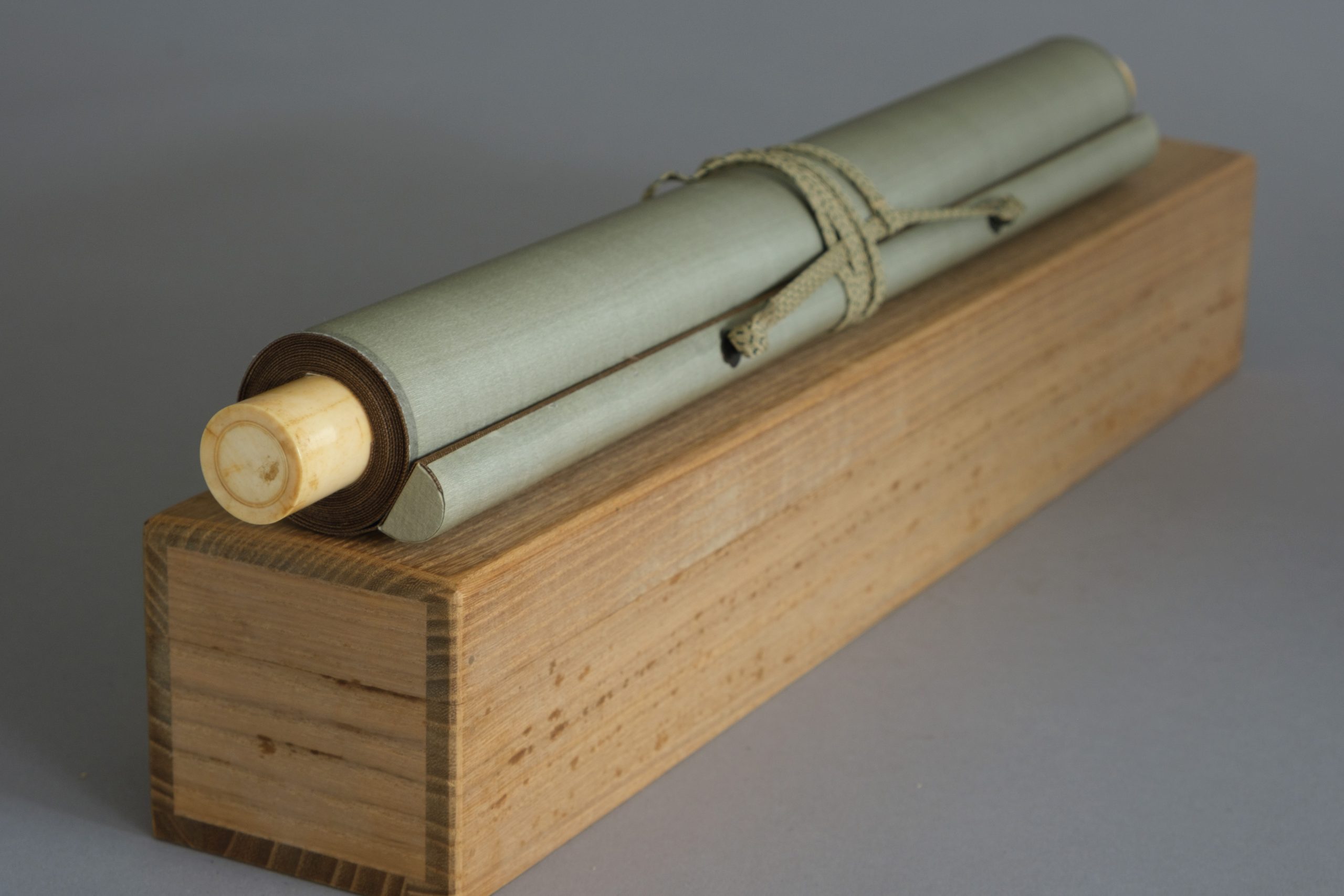 Kakejiku 掛け軸 (hanging scroll) by female artist - Image 9