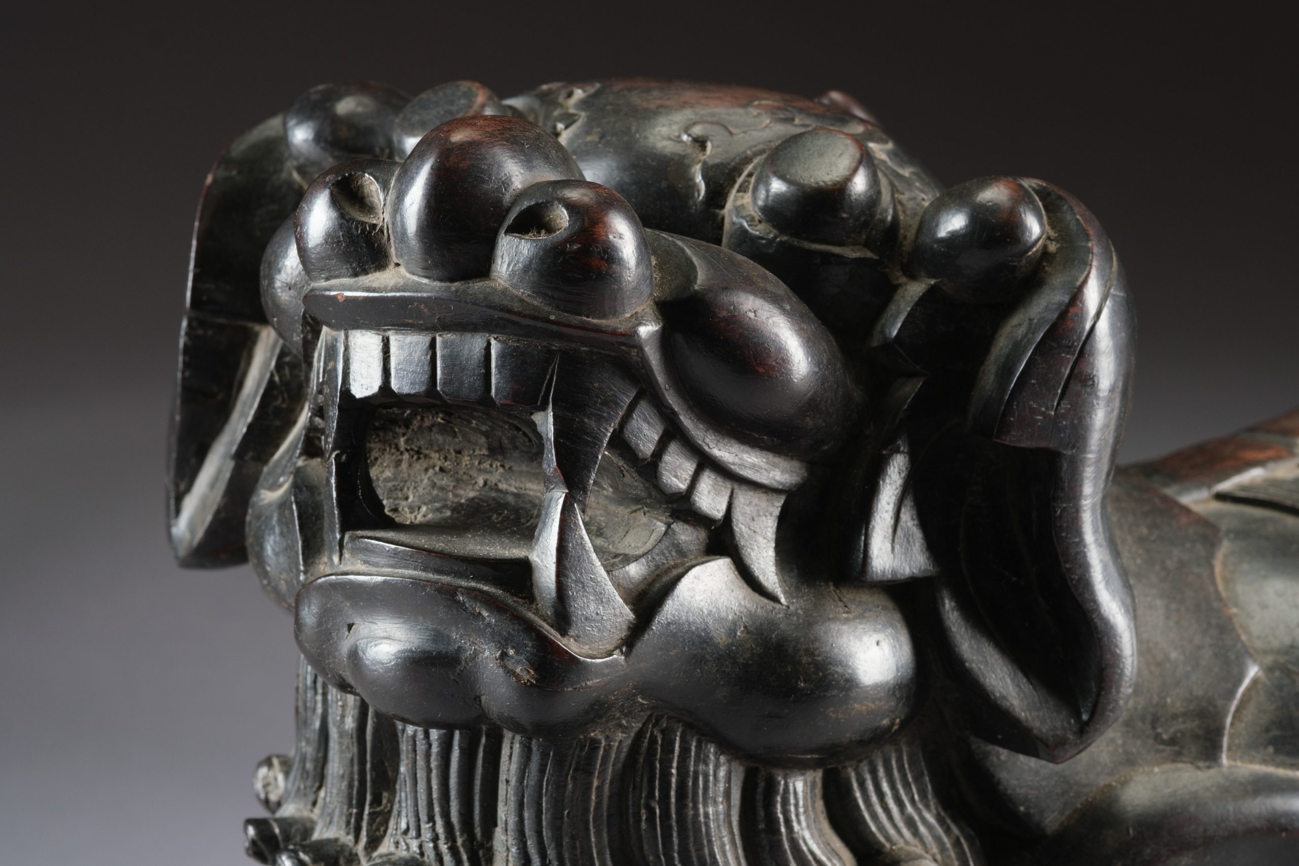 Pair of hardwood ornaments carved as shishi 獅子 (guardian lions) - Image 6
