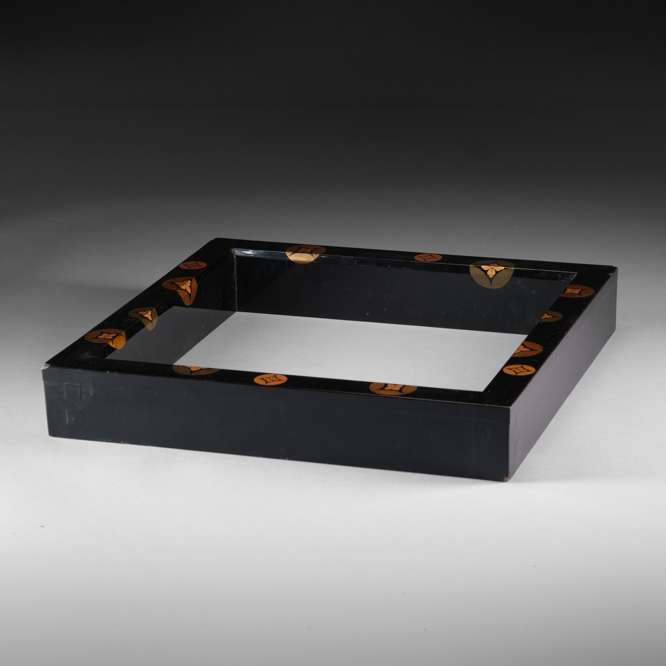 Robuchi 炉縁 (sunken hearth frame)